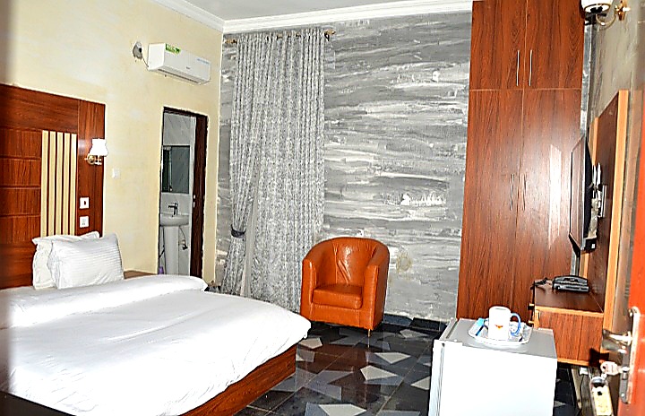 Elegant en-suite bedroom